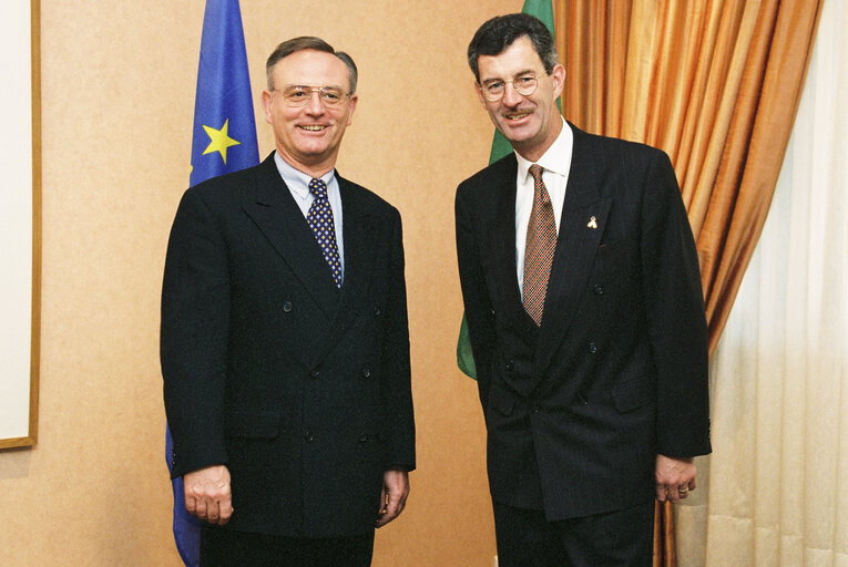 Klaus HANSCH EP President meets with Dick SPRING, Irish Foriegn Affairs Minister in Strasbourg in July 1996.