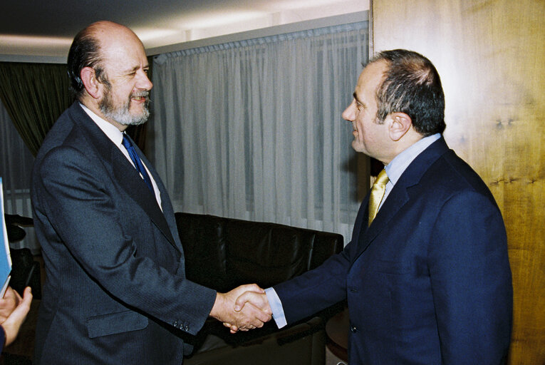 Foto 4: Meeting with Jose Maria GIL ROBLES GIL DELGADO EP President in his office at Strasbourg