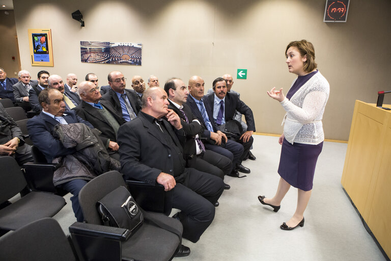 Foto 1: MEP meets with group of farmers