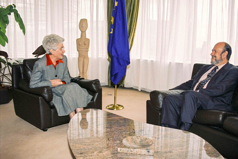 Suriet 9: Jose Maria GIL-ROBLES GIL-DELGADO - EP President meets with Chiara LUBICH, presented with the 1998 Prize for Human Rights by the Council of Europe, for her work in defence of individual and social rights.