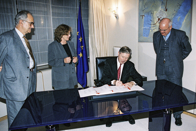 Foto 2: Signature of an agreement between Ep President and Michaele SCHREYER, Budget Commissioner