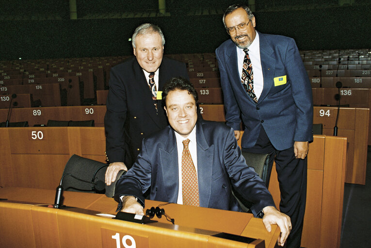 Fotografija 1: Richard HOWITT With visitors In the Hemicycle at Brussels