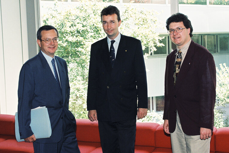 Valokuva 7: Michel EBNER, Karl HABSBOURG-LOTHRINGEN, Markus FERBER pose together in Strasbourg in July 1996.