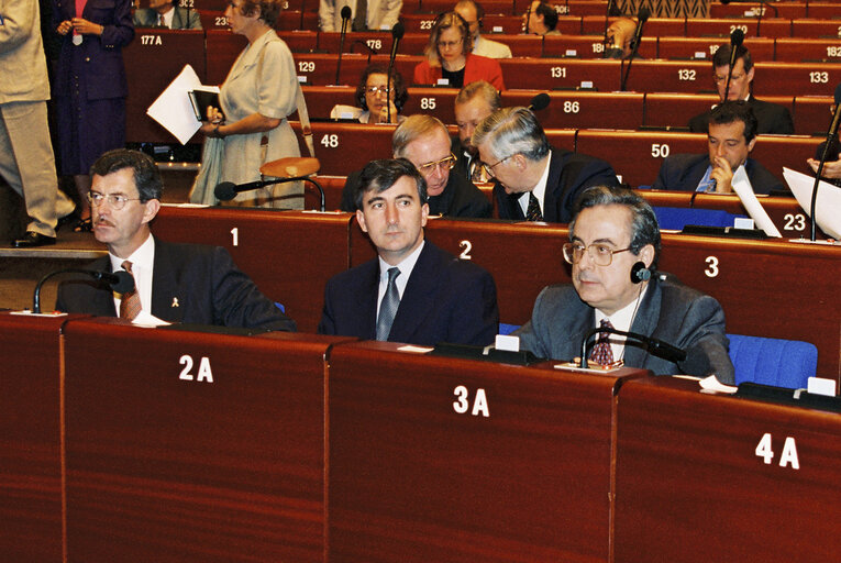 Photo 2 : Dick SPRING, Irish Foriegn Affairs Minister,  Gay MITCHELL, Alonso Jose PUERTA during a Plenary session in Strasbourg in July 1996.