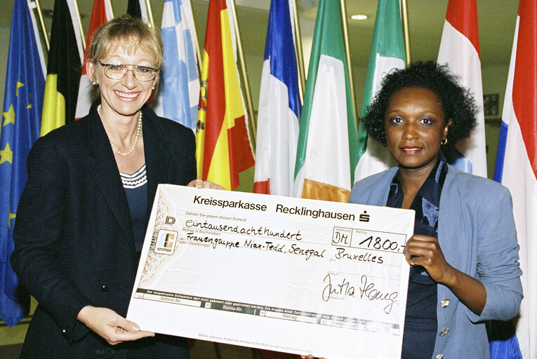 Billede 1: Jutta HAUG handing over a check for Humanitarian Aid.