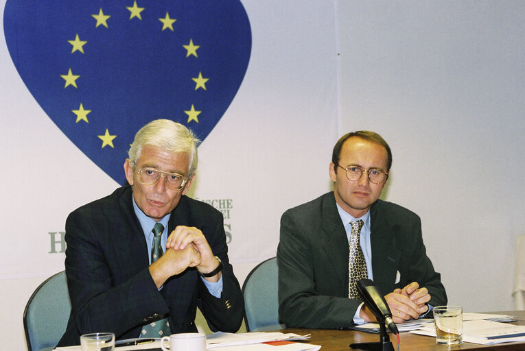 Fotografija 2: The MEPs Reinhard RACK and Othmar KARAS during a meeting in Brussels in September 1996.