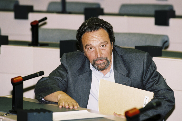 Fotografija 1: The MEP Antoni GUTIERREZ DIAZ during a meeting in Strasbourg in Apri l 1996.