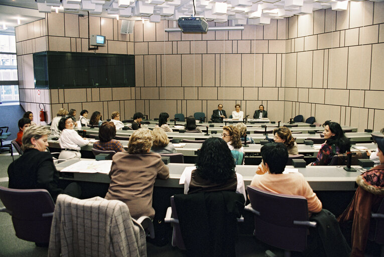 Photo 1: Spanish MEPs meet with visitors in Strasbourg