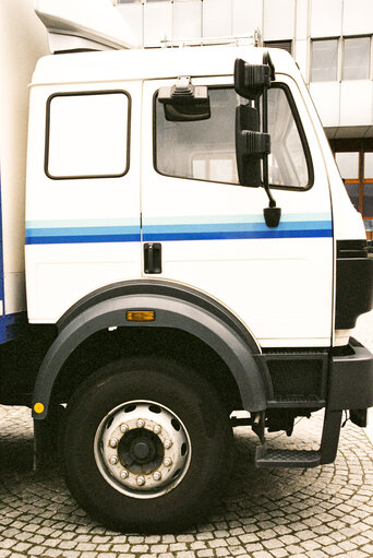 Fotografie 1: Truck in front of the European Parliament in Luxembourg