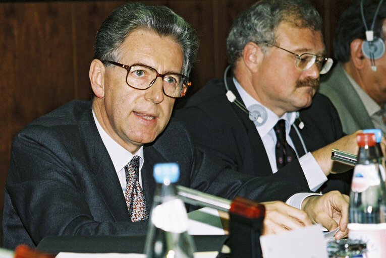 Fotó 1: Mario MONTI, European Commissioner during a meeting in Luxembourg in April 1996.