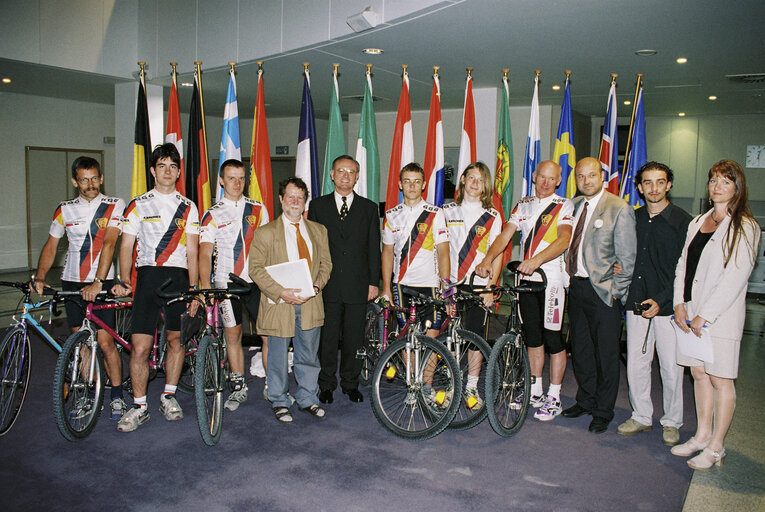 Foto 1: Klaus HANSCH EP President meets a group of German cyclists in Brussels in June 1996.