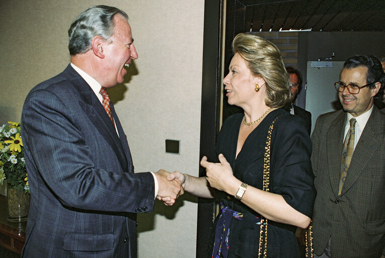 Foto 2: Jacques SANTER European Commission President, meets Viviane REDING in Strasbourg in July 1996.