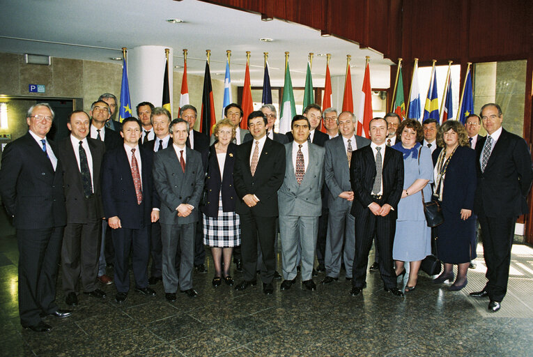 Fotografie 1: The MEPs James L.C. PROVAN, Sir Jack STEWART-CLARK and visitors in Brussels in April 1996.