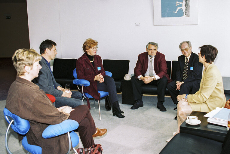 Suriet 1: Marianne THYSSEN with guests at the EP in Brussels.