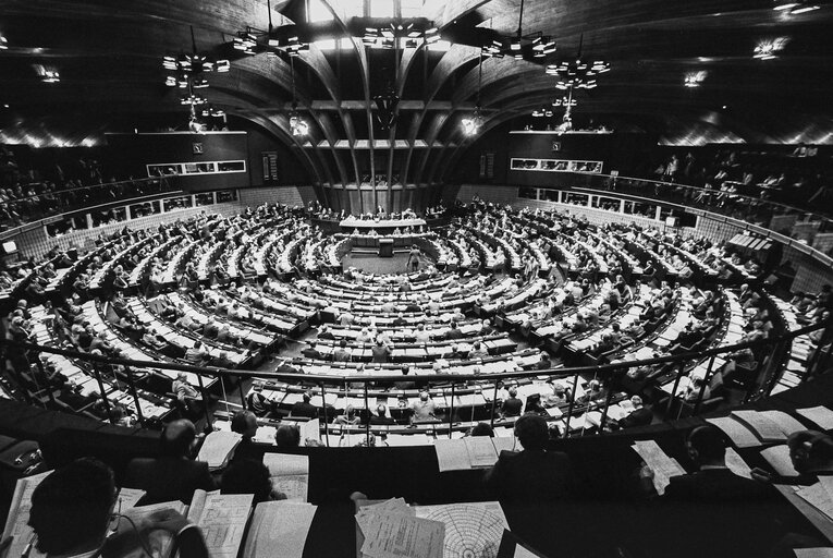 Foto 11: Hemicycle during the votes at the European Parliament in Strasbourg in october 1983