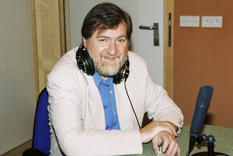 Zdjęcie 1: The MEP Michael J. HINDLEY during a radio interview in Brussels in July 1996.