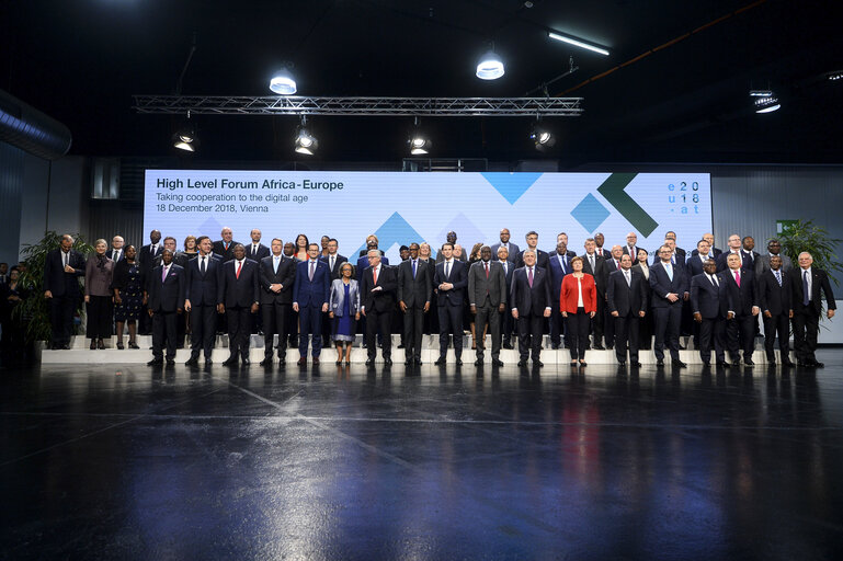 Photo 2 : High-Level Forum Africa-Europe  ' Taking cooperation to the digital age ' - Family picture