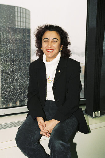 Valokuva 1: Manuela FRUTOS GAMA MEP in her office at the EP in Strasbourg