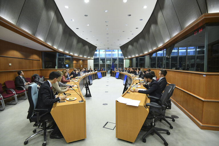 How can low carbon benchmarks contribute to the climate?