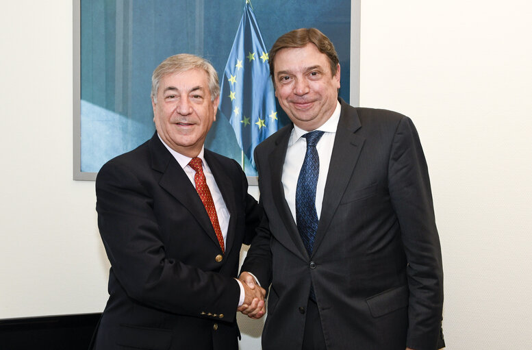 Fotografia 1: Visit of Luis PLANAS PUCHADES - Minsiter of Agriculture, Fisheries and Food of  Spain  - Meeting with Karmenu VELLA - European Commissioner