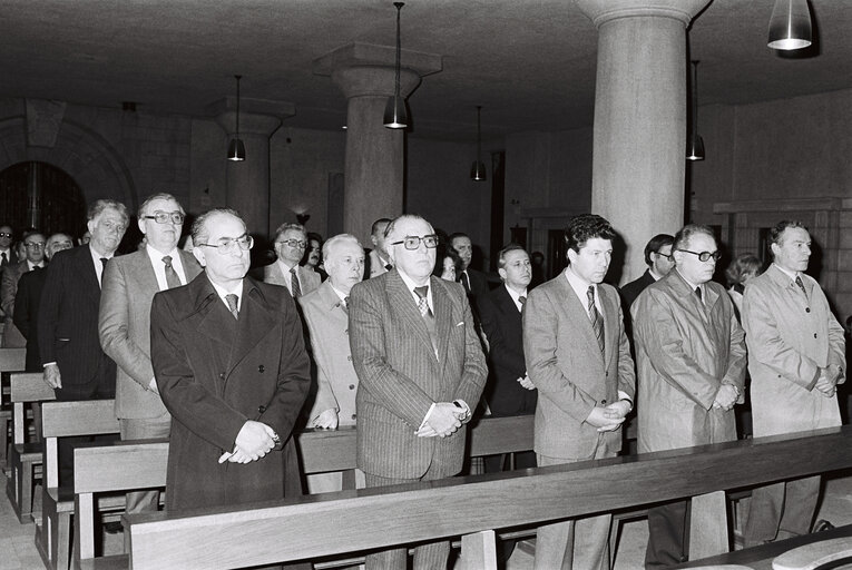 Fotogrāfija 4: MEPs in a church in Luxembourg in may 1979.