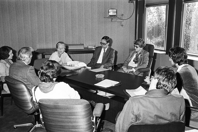 MEPs Marlene LENZ and Katharina FOCKE meet with guests at the European Parliament in Strasbourg in June 1985