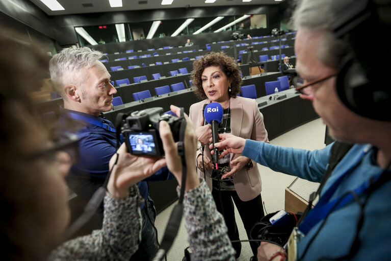 Fotó 10: Press conference ' Lagging regions in the EU ' with Michela GIUFFRIDA (S&D, IT), rapporteur