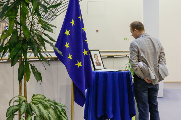 Снимка 1: Condolance book in memory of defunct MEP Jens NILSSON