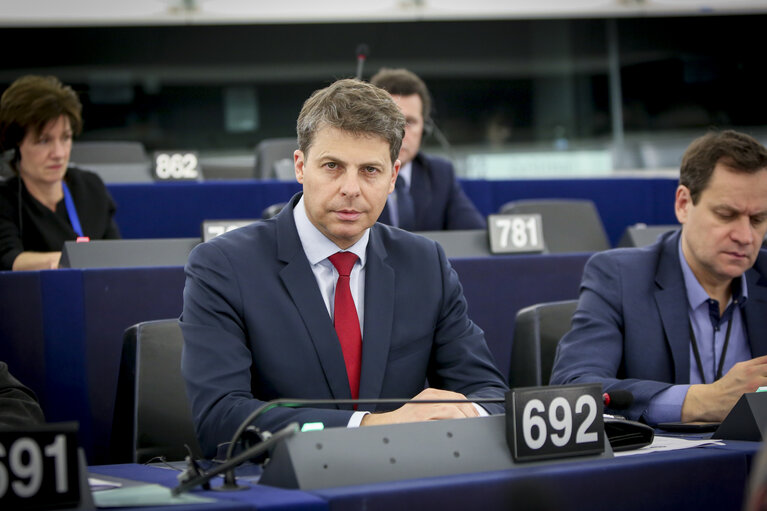 Billede 1: Miroslaw PIOTROWSKI MEP voting in plenary session in Strasbourg