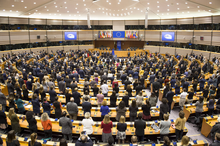 Fotogrāfija 9: Commemorative ceremony at the European Parliament in honour of the victims of the terrorist attacks in Paris  commencer par la tribune puis descendre  Transmettre WT5