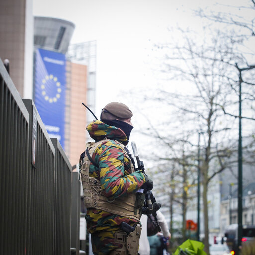 Deployment of Belgian armed forces in front of the European institutions headquarters in the context of terrorist threat in Brussels