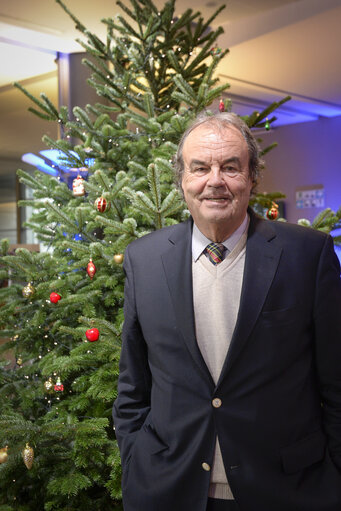 Foto 1: MEP Karl-Heinz FLORENZ next to the EP Christmas Tree