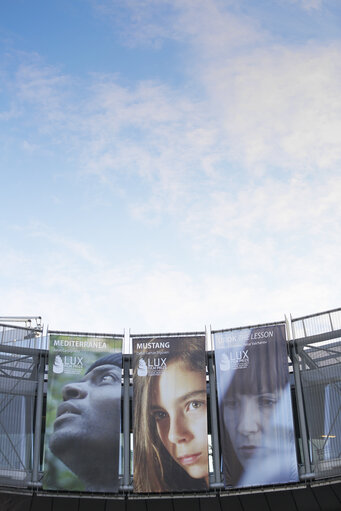 Valokuva 1: LUX Film Prize 2015 banners on the EP Headquarters buildings in Brussels.