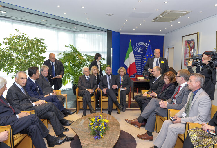 Fotó 3: Official visit of the Italian President to the European Parliament in Strasbourg.     Signing of the Distinguished Visitor's Book