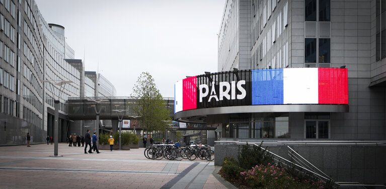 Foto 1: The French flag is shown on the display of the Parlamentarium as a tribute to Paris Terrorist attacks Victims