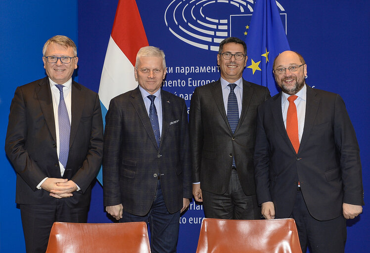 Fotogrāfija 16: LEX Signing  ITRE Measures concerning the European single market for electronic communications and to achieve a Connected Continent, and amending Directives 2002/20/EC, 2002/21/EC and 2002/22/EC and Regulations (EC) No 1211/2009 and (EU) No 531/2012. ITRE Programme on interoperability solutions for European public administrations, businesses and citizens (ISA2) Interoperability as a means for modernising the public sector.  ENVI Regulation of the European Parliament and of the Council on novel foods.  IMCO Package travel and assisted travel arrangements, amending Regulation (EC) No 2006/2004, Directive 2011/83/EU and repealing Council Directive 90/314/EEC.   LIBE EU agency for law enforcement training (Cepol), repealing and replacing the Council Decision 2005/681/JHA.   AGRI fixing of the maximum level of erucic acid in oils and fats and Council Regulation (EC) No 320/2006 establishing a temporary scheme for the restructuring of the sugar industry