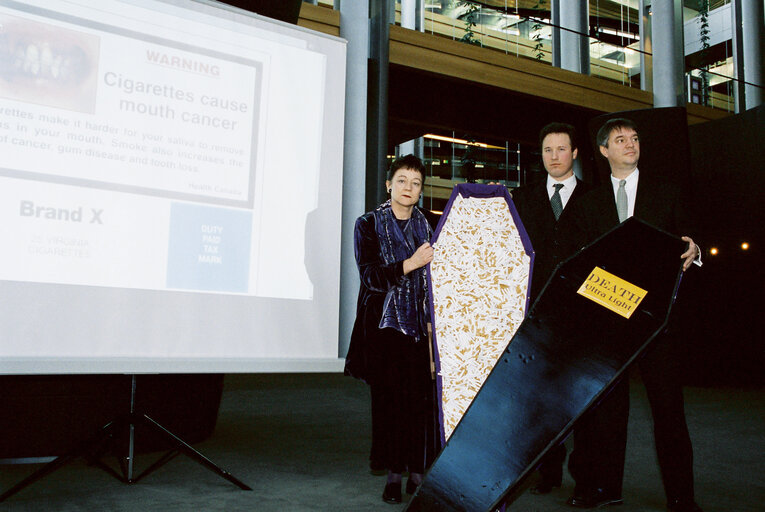 Happening about the European recommendation on cigarettes packs labelization at the European Parliament of Brussels in December 2000.