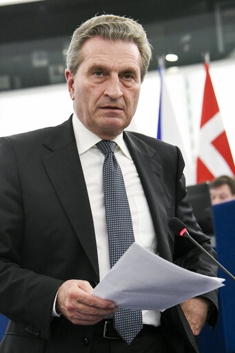 Photo 3: EP Plenary session - -  Integrity policy of the Commission, in particular the appointment of the Secretary-General of the European Commission - Opening statement by Günther OETTINGER, Member ofthe EC in charge of  Budget and Human Resources