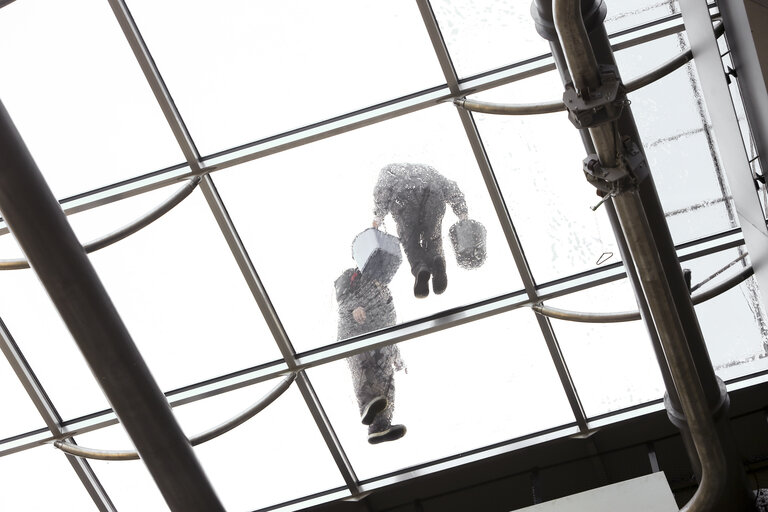 Window cleaners at work on the roof of the EP in Brussels