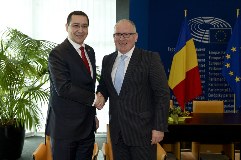 Fotografija 1: Frans TIMMERMANS meets Romanian Prime Minister Victor PONTA with EP protocole service