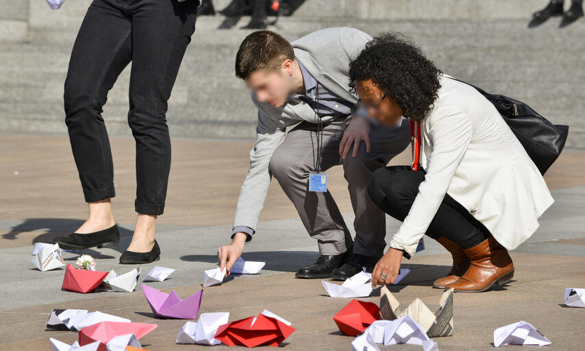 Φωτογραφία 1: Paper boat demonstration before EP Headquarters in tribute to death of migrants in the Mediterranean