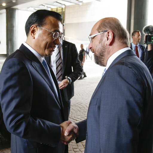 Zdjęcie 3: Visit of the Prime Minister of the People's Republic of China to the European Parliament in Brussels - Welcome by EP President