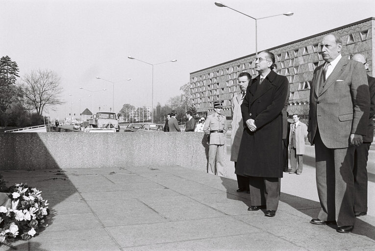 Fotografi 1: COLOMBO, Emilio laying a wreath at SCHUMAN, Robert Memorial in Luxembourg