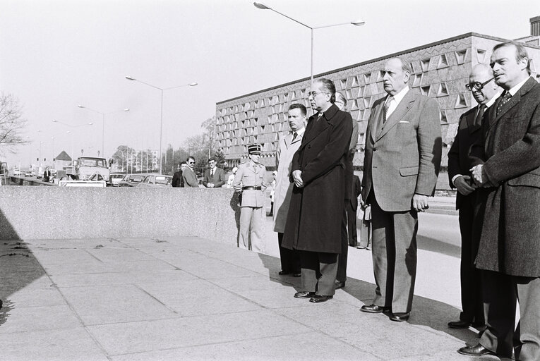 COLOMBO, Emilio laying a wreath at SCHUMAN, Robert Memorial in Luxembourg