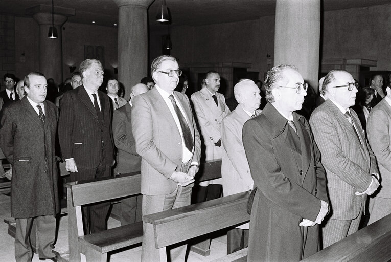 Photo 5 : MEPs in a church in Luxembourg in may 1979.