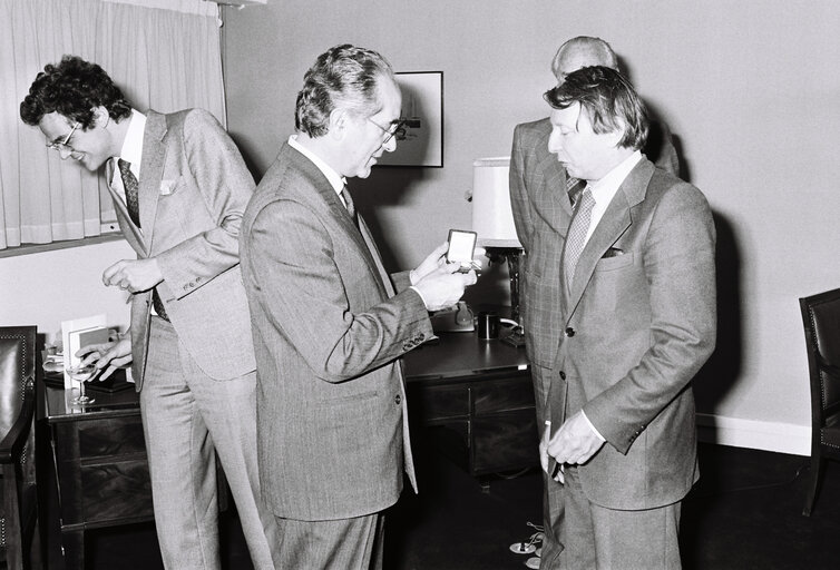 Fotografija 2: Handover of a Medal at the European Parliament in Strasbourg in april 1979