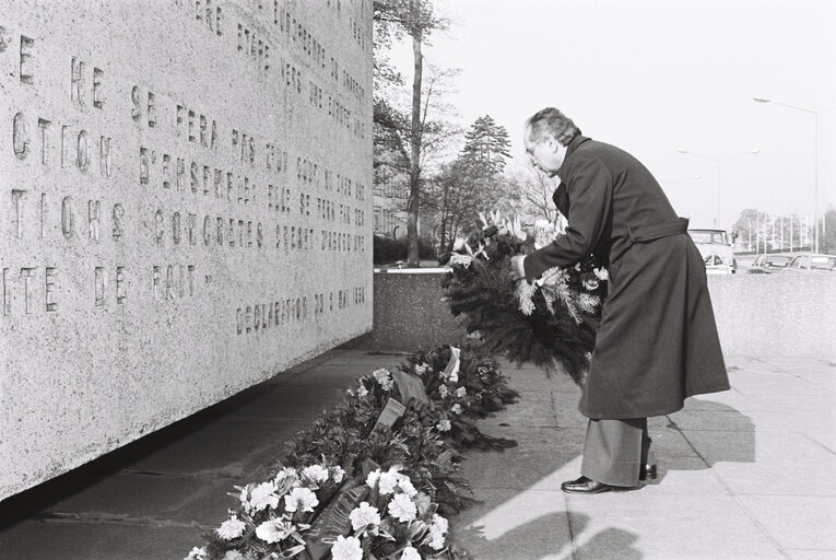 Photo 2 : COLOMBO, Emilio laying a wreath at SCHUMAN, Robert Memorial in Luxembourg