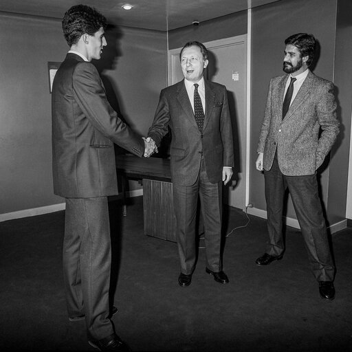 Φωτογραφία 1: Jacques DELORS EC President meets with Spanish cyclist Miguel INDURAIN in Strasbourg following his victory in the Tour of the EEC cycling race