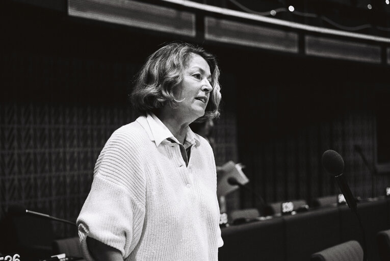 Foto 4: MEP Renate-Charlotte RABBETGHE during a session in Strasbourg in June 1986.