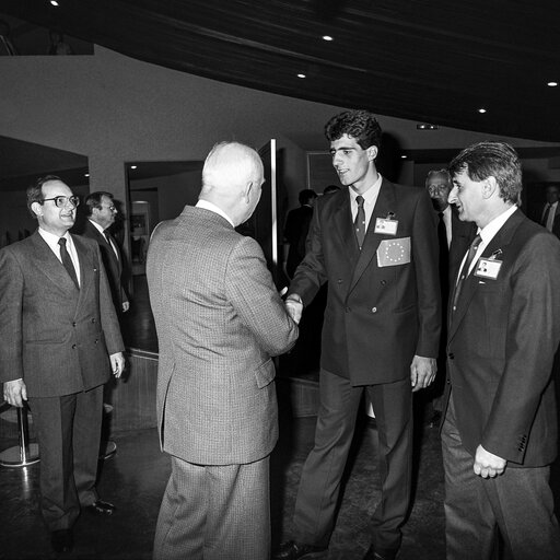 Φωτογραφία 11: Spanish cyclist Miguel INDURAIN is received at the European Parliament in Strasbourg following his victory in the Tour of the EEC cycling race